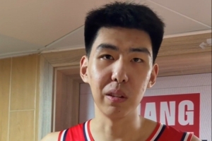 徐昕：面对周琦&麦基压力很大 琦哥留着劲下半场打我 给自己打6分 - 资讯配图