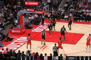 值！锡安被吹进攻犯规 鹈鹕挑战成功取消犯规保留球权 - 资讯配图