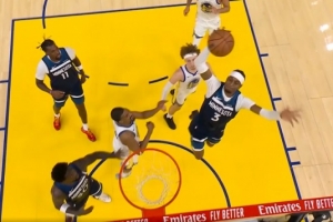 一飞冲天！里德抢断反击 麦丹接球起飞滑翔单臂暴扣 - 资讯配图