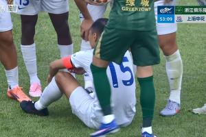 比赛第54分钟，吴曦受伤无法坚持，杨皓宇替补登场 - 资讯配图