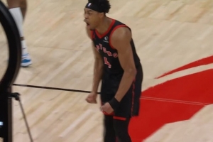 胜负手！杰伦·格林扣篮被巴恩斯后帽 巴雷特反击飞扣杀死比赛 - 资讯配图