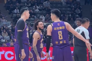 北控队友谈杰伦·豪斯：把大家速度带起来了 会积极沟通解决问题 - 资讯配图