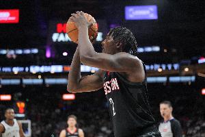 没什么大作用!芬尼-史密斯顶替申京首发 半场三分2中0一分未得 - 资讯配图