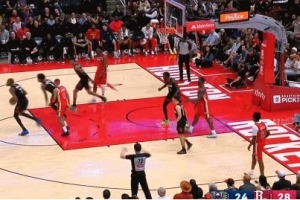 抢断+1！费尔斯不看时间低头运球 最后时刻送给了杜兰特 - 资讯配图