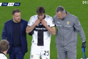 可能影响世界杯前景！21岁克雷马斯基意甲伤退，痛哭泪洒赛场 - 资讯配图