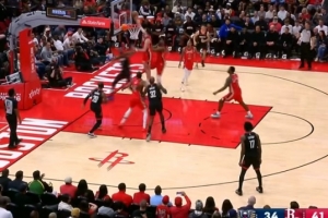 频频吃瘪！杜兰特持续冲击内线 连遭马特科维奇大帽拒绝 - 资讯配图