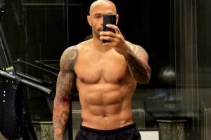 自律!48岁亨利晒与伴侣健身日常,腹肌大腿肌线条分明 - 资讯配图