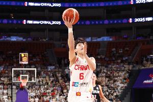 稳健控场！杨舒予半场2中2拿到5分3助 正负值+10 - 资讯配图