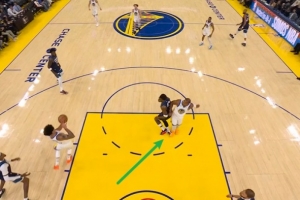 没大碍！爱德华兹和霍福德抢篮板时被后者踩到脚踝 手捂着不舒服 - 资讯配图