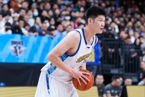 大基本功！胡金秋半场8投4中&罚球7中6 贡献14分3篮板 - 资讯配图