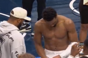 一身腱子肉！米切尔赢球后心情大好 光膀子与NFL球星聊天 - 资讯配图