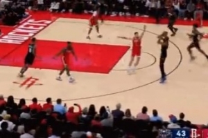 让人陌生！杜兰特追身三分球出手偏得离谱&直接砸板 - 资讯配图