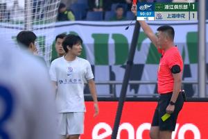 因假摔两黄被罚下！跟队：杨皓宇红牌太冤枉，主裁判罚极为双标 - 资讯配图