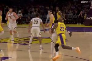 詹姆斯主动抱穆雷 结果穆雷被吹犯规 美媒：裁判其实是在帮掘金 - 资讯配图