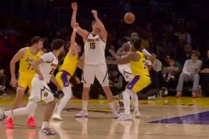 眼观六路~约基奇脑后妙传帅炸了 小哈达威接球对抗詹姆斯拉杆打中 - 资讯配图