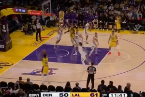 延续火力！下半场伊始斯玛特飙中个人第4记三分 助湖人扩大领先 - 资讯配图