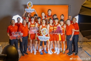 拿到世界杯门票！FIBA官博晒中国女篮庆祝晋级世界杯正赛合影 - 资讯配图
