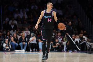 拉胯！希罗14投4中&三分8中2 仅得10分6篮板5助攻1盖帽 - 资讯配图