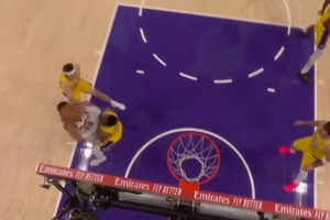 被撞得不轻！斯玛特造戈登进攻犯规&个人本赛季第19次 联盟第二 - 资讯配图