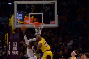 打斯潘塞·琼斯头上~詹姆斯失误后奋力回追 犯规破坏对手快攻 - 资讯配图