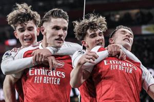 小伙太激动！道曼从身后搂住约克雷斯，后者被勒出表情包 - 资讯配图