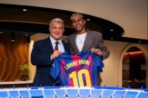 暗示支持？巴萨主席大选即将到来，亚马尔在社媒晒和拉波尔塔合照 - 资讯配图