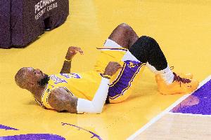 鱼跃抢球的诀窍？詹姆斯：小时候教练说过先倒地的人通常能拿到球 - 资讯配图