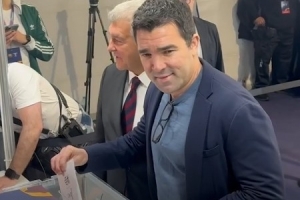 参与巴萨主席投票！德科：不介入拉波尔塔的争议 梅西历史最伟大 - 资讯配图