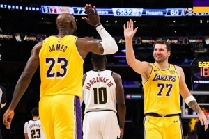 开心庆祝！湖人赢球海报：詹姆斯和东契奇击掌瞬间成为封面 - 资讯配图