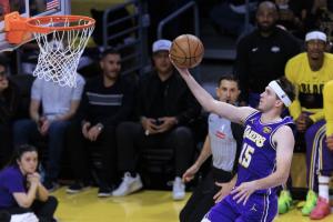 里夫斯近三战场均打40.8分钟 砍31分6.3板7助 命中率57% - 资讯配图