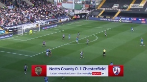 离谱！英乙球员将对手球鞋丢出场外，19分钟领到第二黄被罚出场 - 资讯配图