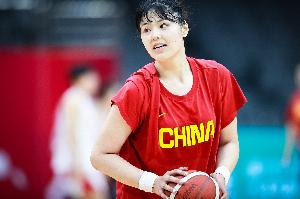 直播吧：王治郅给李月汝开小灶 帮小宝提升状态 - 资讯配图
