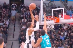 我只是微微一笑~文班亚马单打格威 转身蹦起左手单臂隔扣很轻松！ - 资讯配图