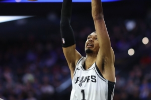 文班:上次输给黄蜂我有很大责任 今天我们攻防两端都压制了他们 - 资讯配图