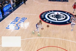 不贪功！威少面对空篮送妙传 雷诺接球起飞双手暴扣&10中10 - 资讯配图