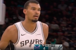 就是自信！文班亚马三分线外接球干拔 首次出手就命中！ - 资讯配图