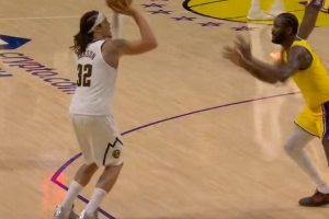 辕门射戟！阿隆·戈登底角拿球 面对艾顿颜射三分打停湖人 - 资讯配图