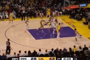 穷追猛打！里夫斯单挑穆雷 点飞防守打板命中助湖人领先16分打停 - 资讯配图