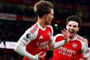 赖斯社媒晒照庆祝胜利：战斗到底，下周二酋长球场见！ - 资讯配图