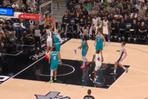 不愧是参加过扣篮大赛的！卡特·布莱恩特空切隔扣卡尔克布伦纳！ - 资讯配图