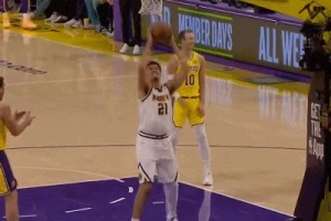 内线真空！肯纳德和东契奇盯人不紧 斯潘塞·琼斯起飞空篮暴扣 - 资讯配图