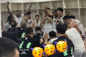 王岚嵚晒辽篮在更衣室的疯狂庆祝照：这是团队的力量  - 资讯配图