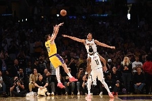 不只是精彩的绝杀！战胜掘金或许能让湖人避开雷霆&获得主场优势 - 资讯配图