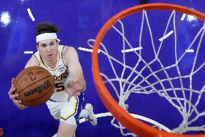 枪管发烫！里夫斯首节5投4中&三分3中2 拿到10分1助攻1盖帽 - 资讯配图