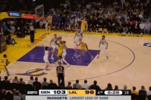 还得老头来止血！詹姆斯强突对抗抛投打板命中 可惜加罚没进 - 资讯配图