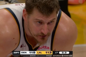 致命切球！里夫斯中路突破攻筐 被约老师“鬼手掏”干净断掉 - 资讯配图