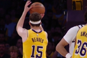 詹姆斯再谈里夫斯1+2：这非常困难&罕见 因为没人会练习故意罚丢 - 资讯配图