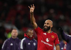 姆伯莫：备战时间充裕对球队很有帮助 我证明自己可以踢多个位置 - 资讯配图