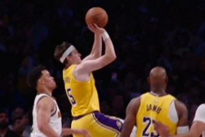 一个字：绝！超清慢镜头看里夫斯1+2：险些脱手 调整后稳稳抛投 - 资讯配图