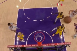 提前犯规了~戈登单打詹姆斯碾到篮下 身体失衡高打板打进但是无效 - 资讯配图